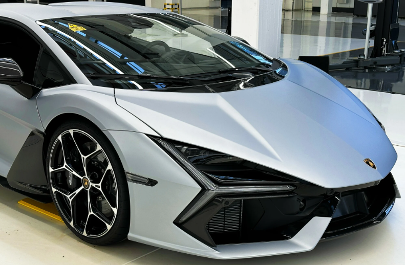 Lamborghini Revuelto