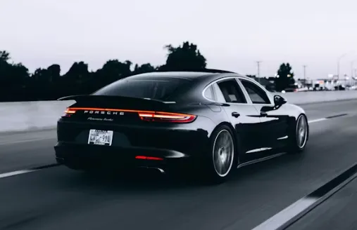 고속도로를 질주하는 포르쉐