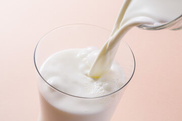 락토페린 효능으로는 다이어트와 면역력 등 사람의 초유, 체액, 소의 초유에서 유래한 매우 강한 항바이러스 항균성 물질이고 단백질의 일종을 말합니다.