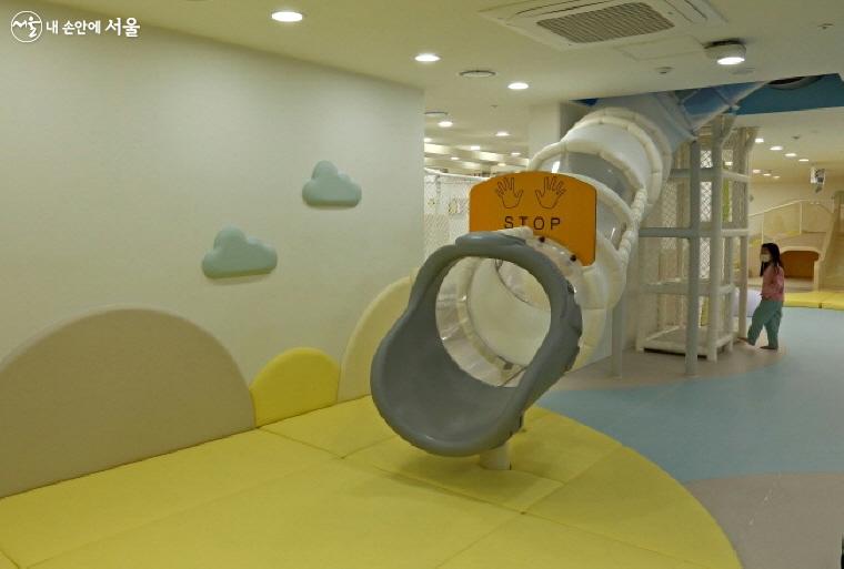 아이들이 가장 먼저 뛰어간다는 '애벌레 슬라이드'는 키 110cm 이상이어야 이용할 수 있다.