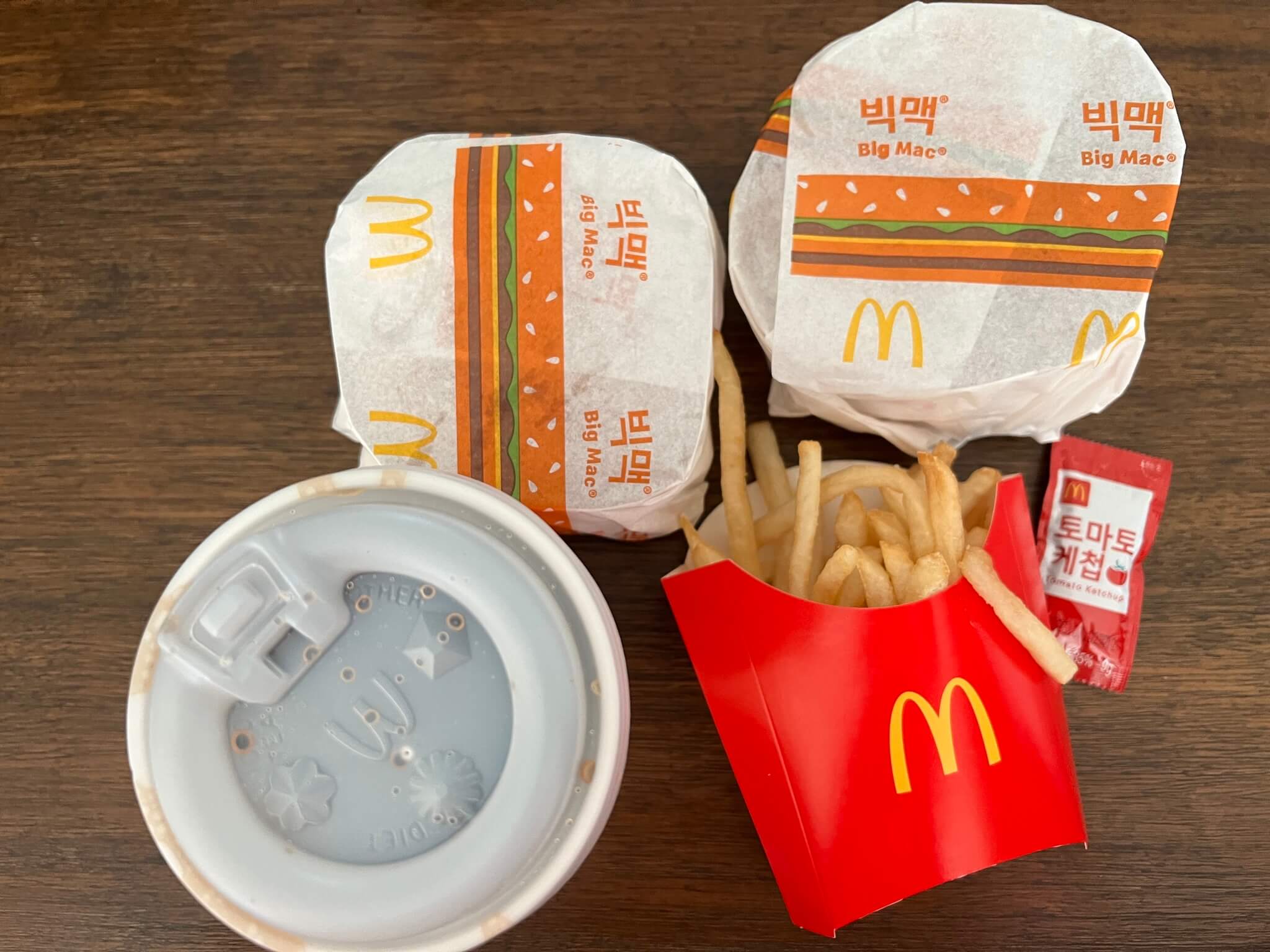 맥도날드 런치세트를 위에서 찍었다