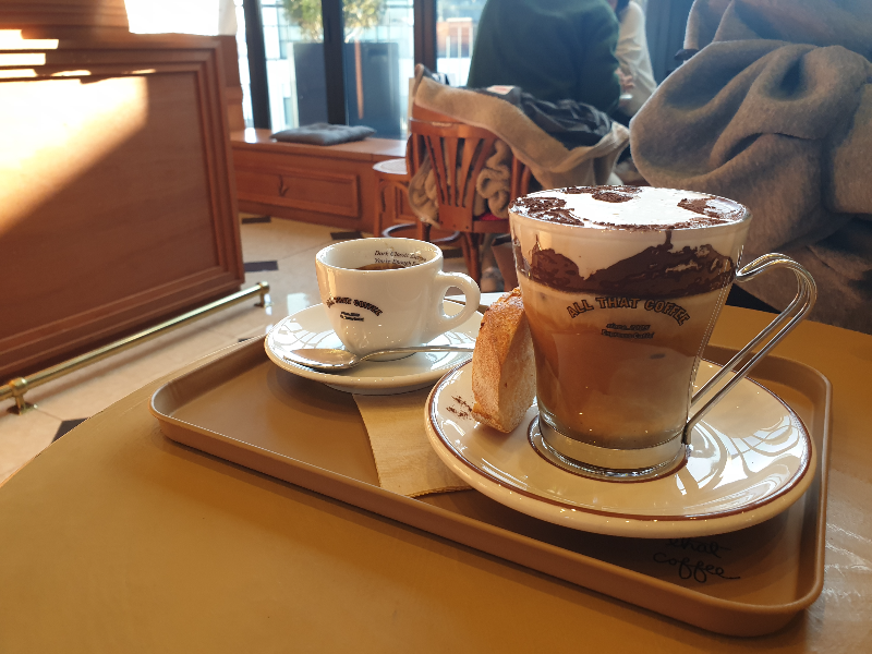 생크림이 올려져 있는 시그니처 올댓 커피와 에스프레소