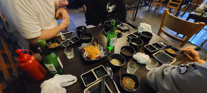 분당맛집 므금역맛집 물고기자리 숙성회 회맛집 무한리필 내부 일본식분위기 자리세팅 활멍게 소주