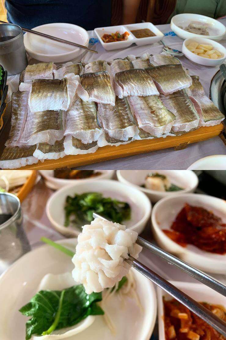 위 사진은 나무 접시 위에 하모가 담겨져 있다. 아래 사진에는 데친 하모를 젓가락이 잡고 있고, 아래 접시에는 양파와 야채가 놓여있다.