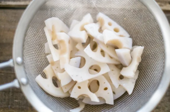 찬물에 헹구는 연근