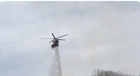 산불진화용 헬기가 진화하는 사진