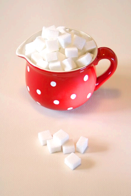 각설탕이 컵에 담겨있다