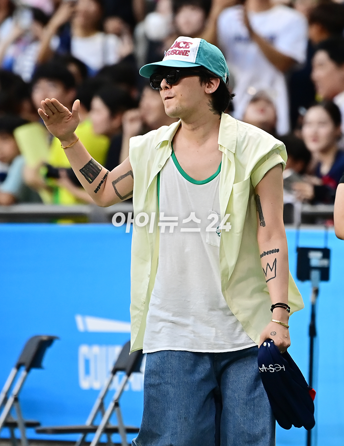 지드래곤이 3일 부산아시아드주경기장에서 열린 PSG와 전북 현대와의 쿠팡플레이 시리즈 3차전을 관전한 뒤 경기장을 나서고 있다. [사진=곽영래 기자]