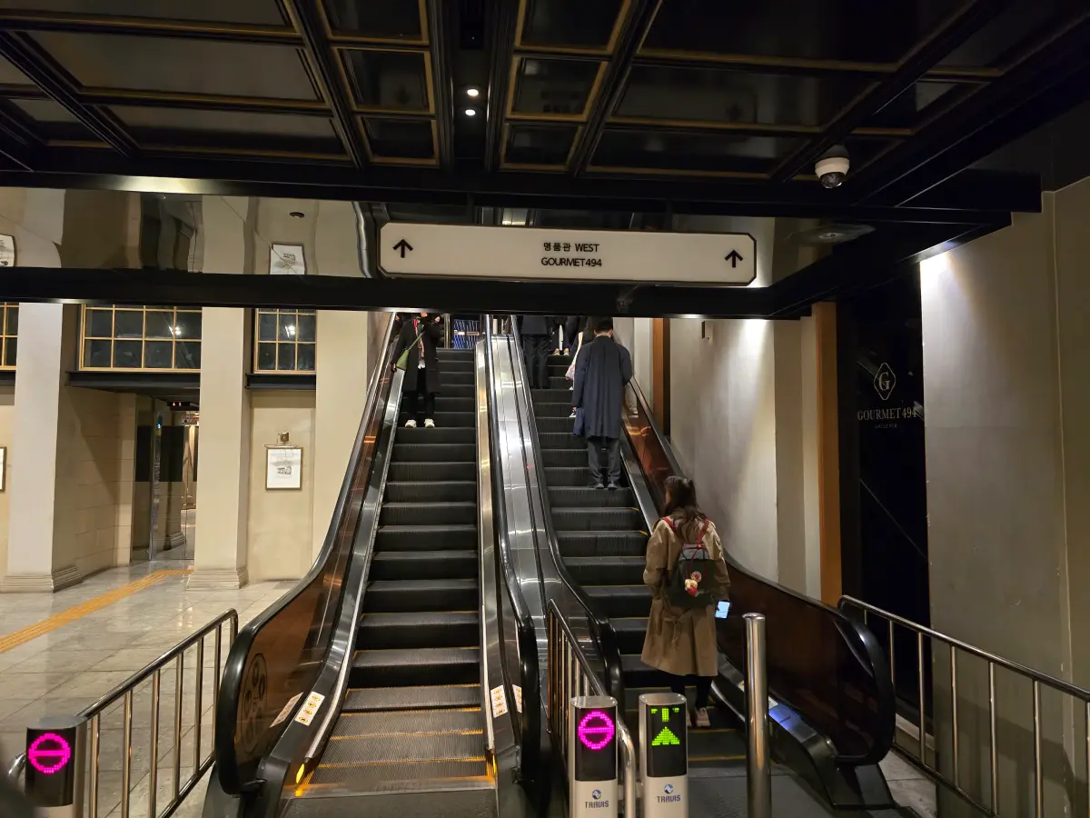 압구정로데오역 7번출구로 나가기 전에 있는 갤러리아 명품관 푸드코트로 연결되는 에스컬레이터