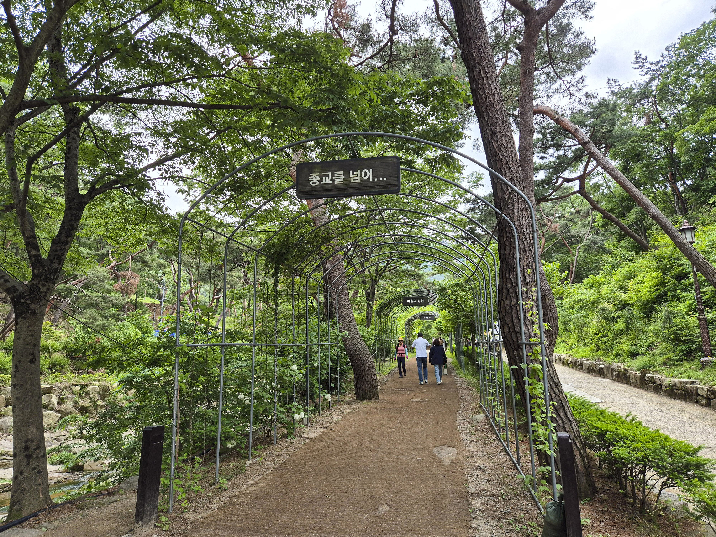 진관사로 가는 길 중 일부