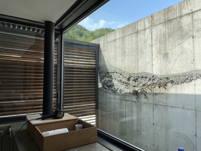 콘크리트-양생을-특이하게하여-불규칙적인-패턴을-벽면에-새겨놓았습니다