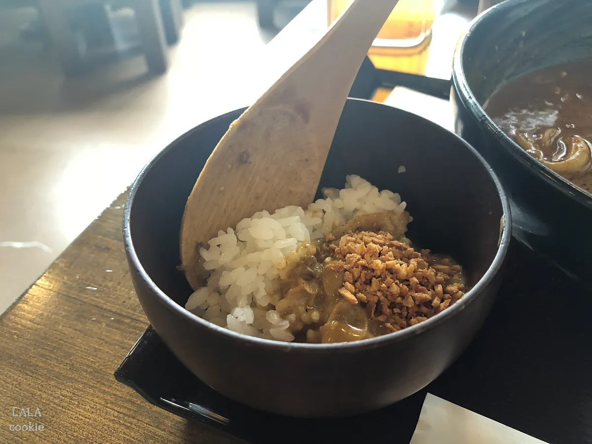 후쿠오카-유후인-카레우동-맛집-메뉴-밥과-마늘