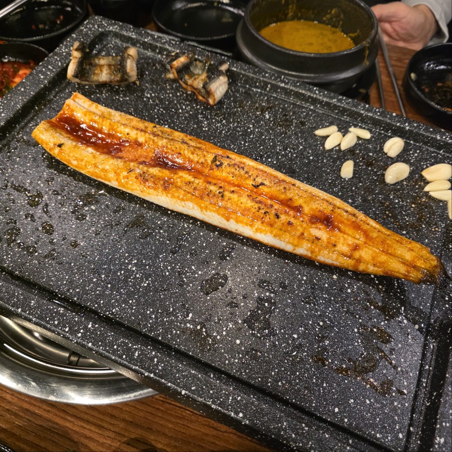 양념 발라 구운 장어구이, 불판 위 장어구이 완성