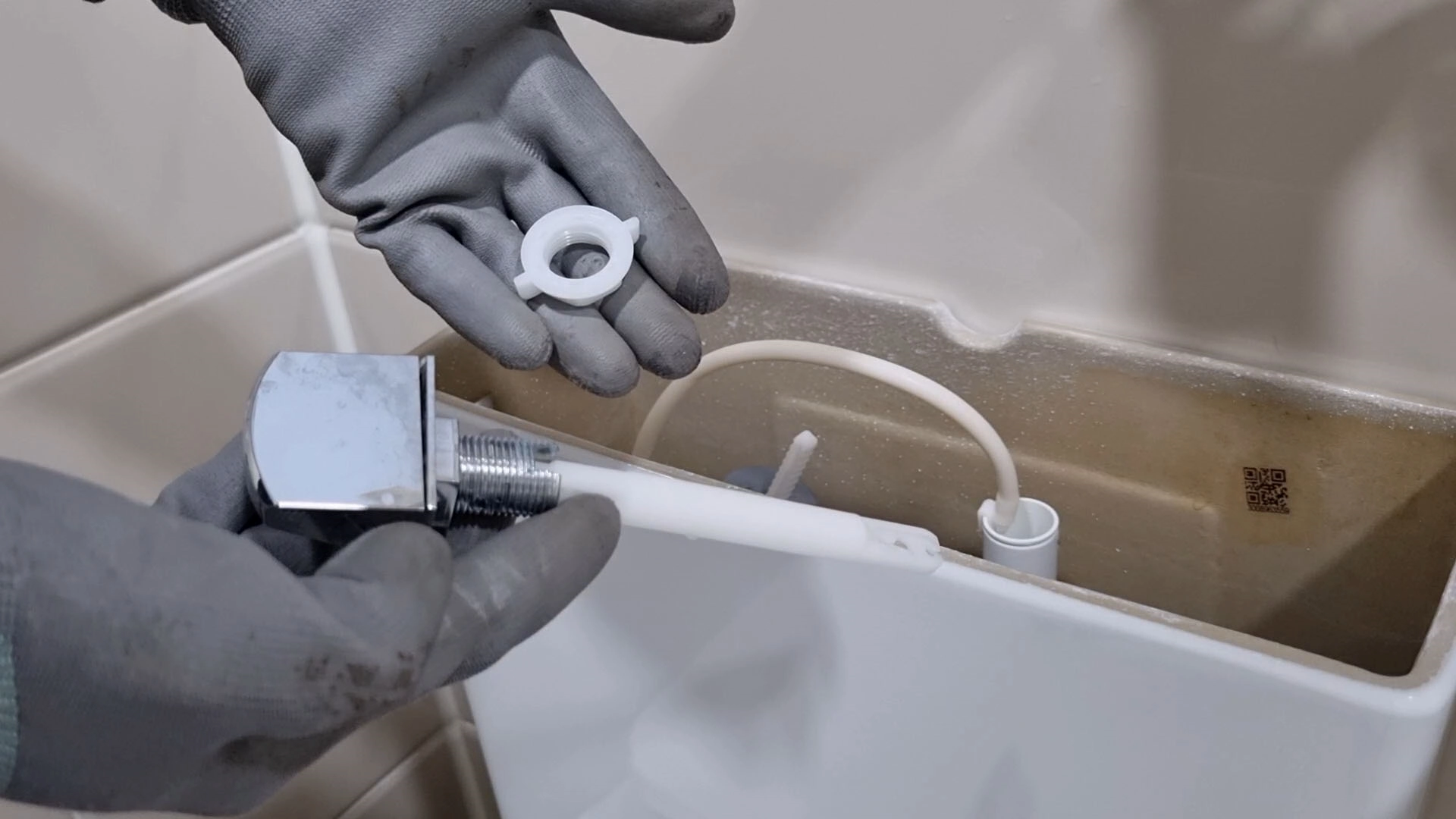 변기 물탱크 레버 손잡이 뗀 모습