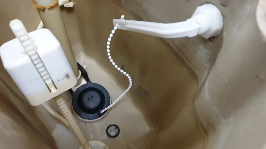 변기 손잡이 구슬줄 연결 모습