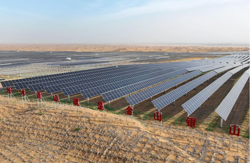 중국 텅거 사막에 조성된 대규모 태양광 발전소와 사막을 배경으로 한 태양광 패널 배열