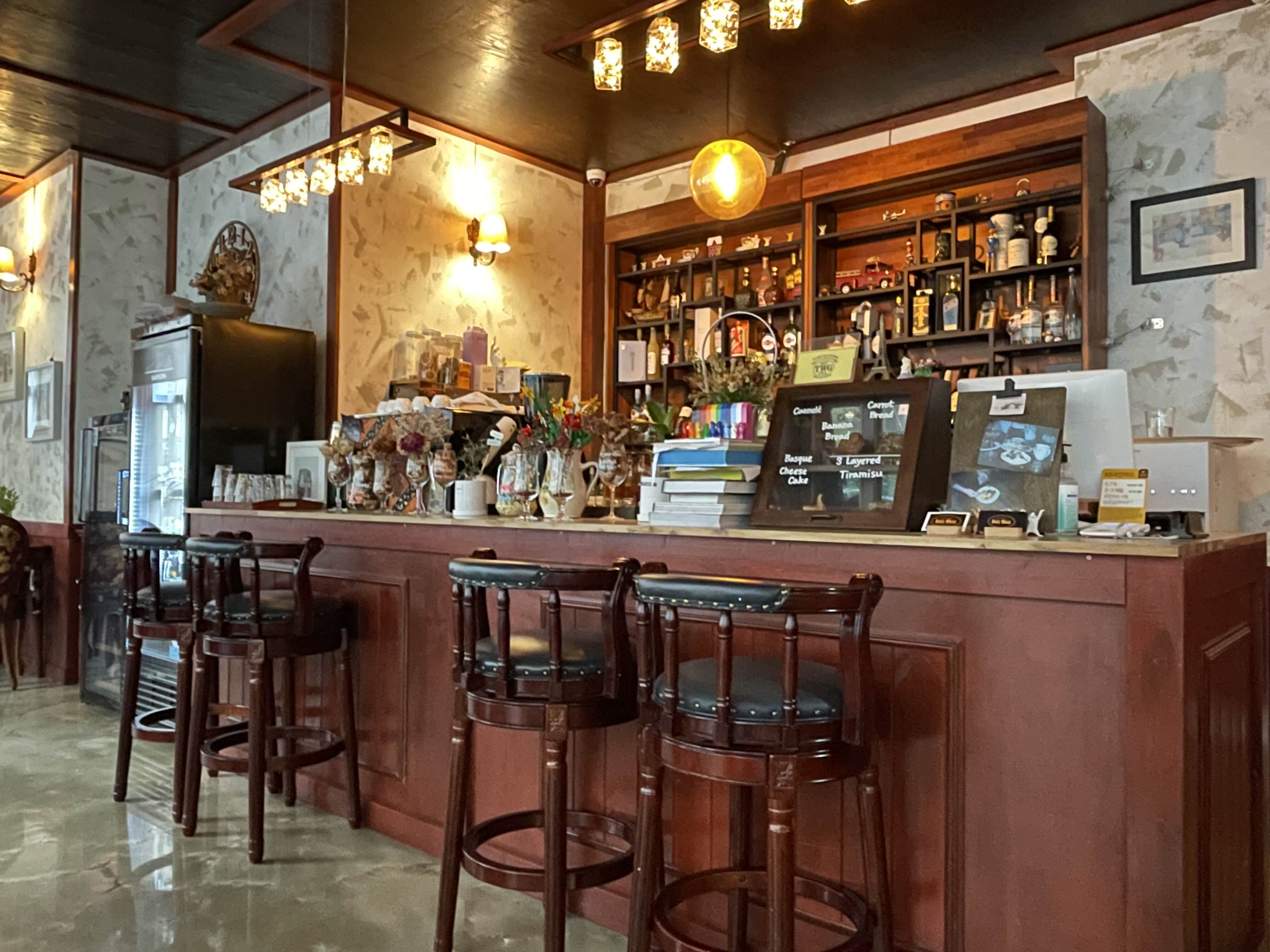 따뜻한 조명의 바 테이블&amp;#44; 찬장에 술들이 가득하다&amp;#44;