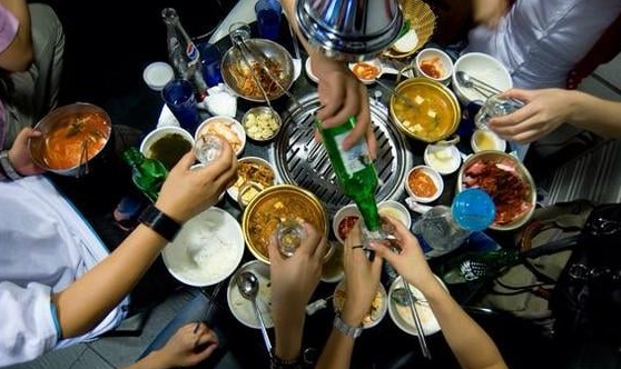 한국 술자리 회식 모습