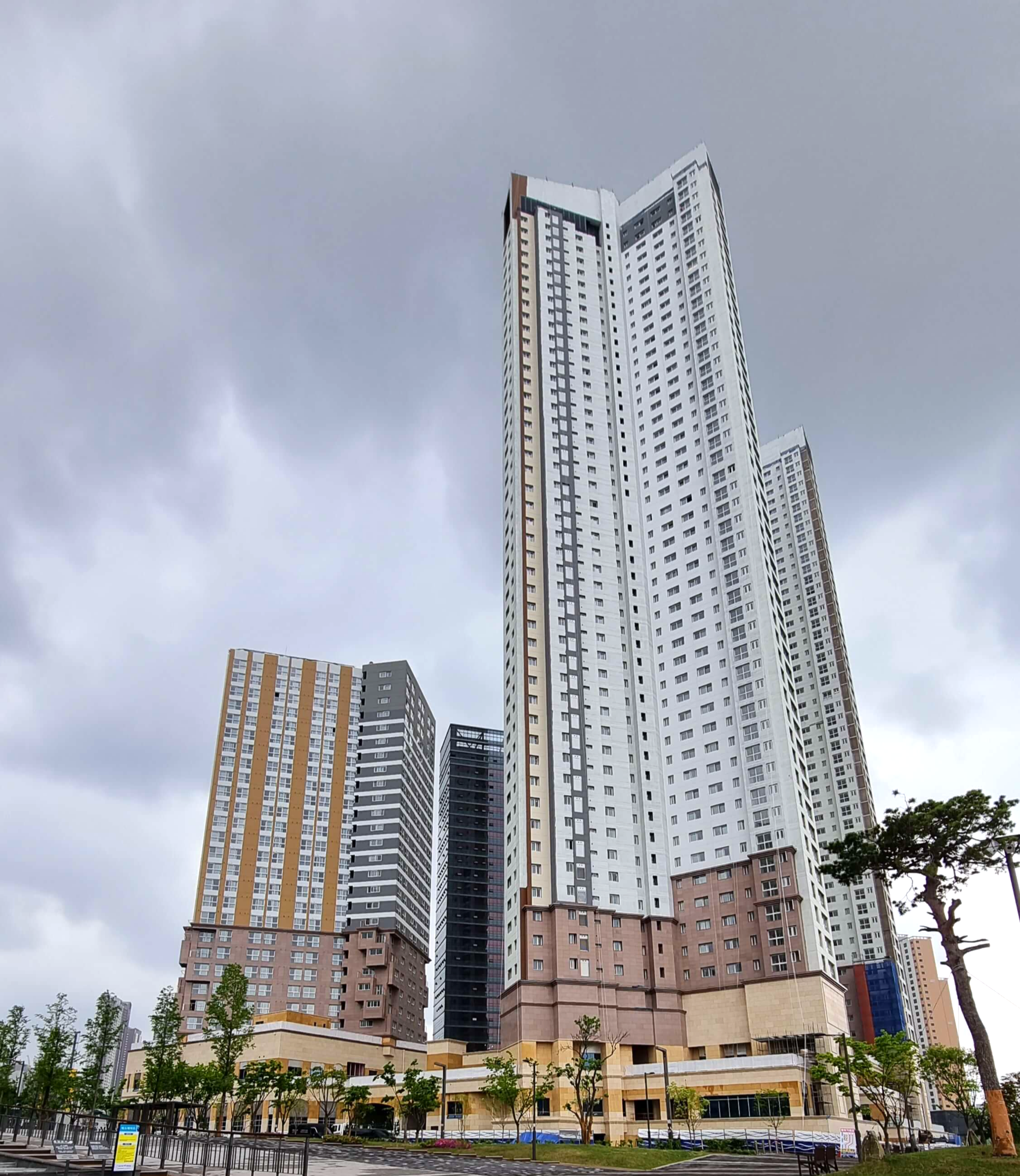 오피스텔과 오피스가 있는 고층 건물