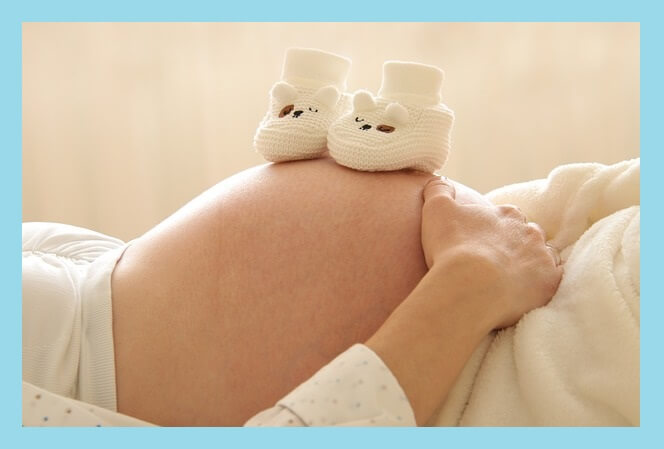 임산부-배-위-아기-신발