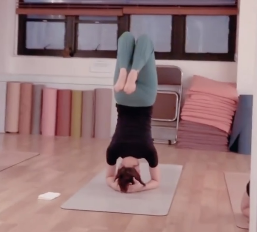 매트위에서-요가-동작인-물구나무-서기하는-사람