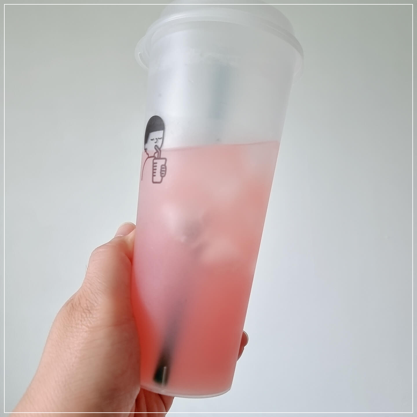 텀블러에 핑크레몬에이드를 섞어 마신다