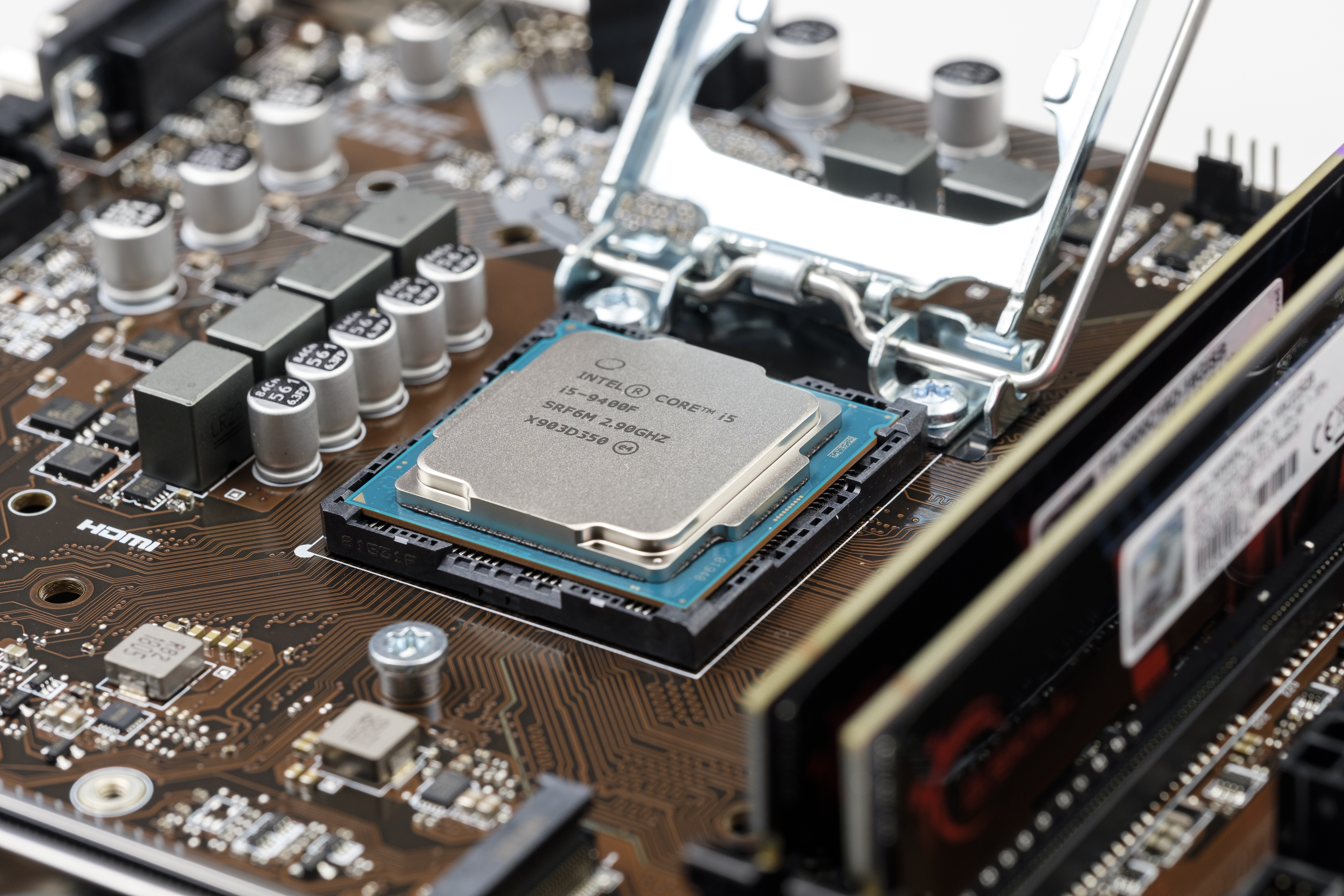 메인보드에 장착된 CPU