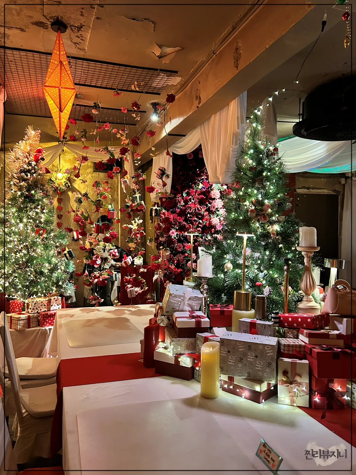을지로-카페-베로나-크리스마스-트리와-선물-박스로-장식되어-있는-내부-공간