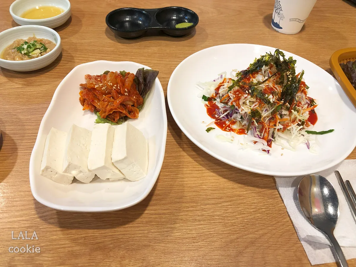 대구-달서구-횟집-9회말회-두부김치와-샐러드