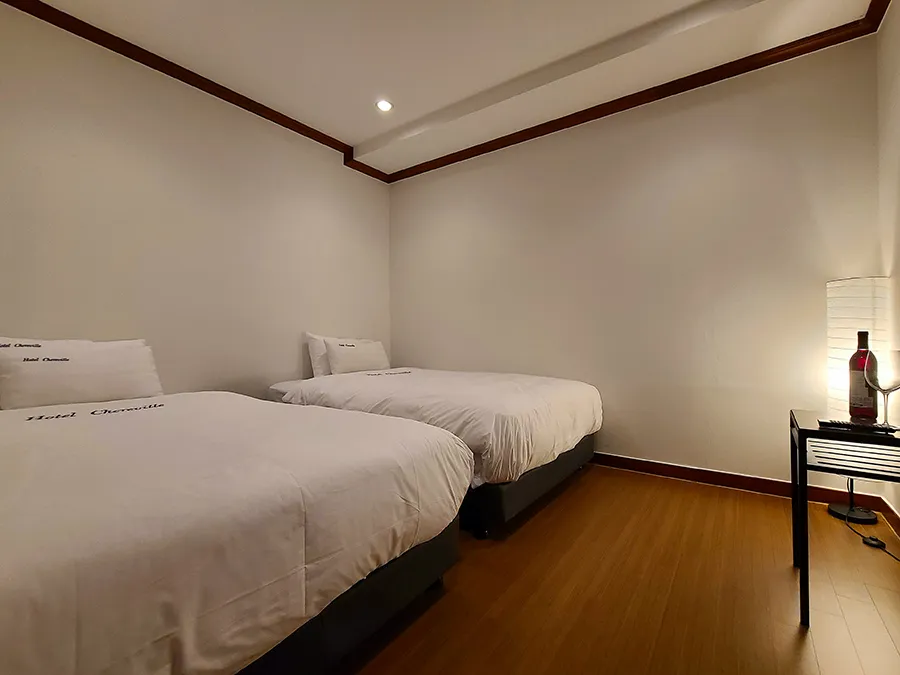 경기도-양평-쉐르빌호텔-패밀리-스위트룸-침실-킹사이즈-침대-2개