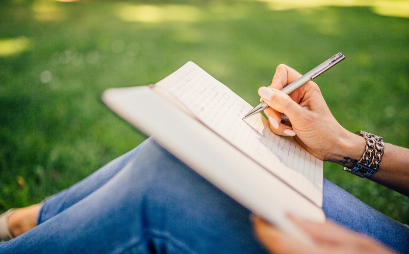 자연 속에서 노트에 생각을 기록하며 리프레쉬하는 시간