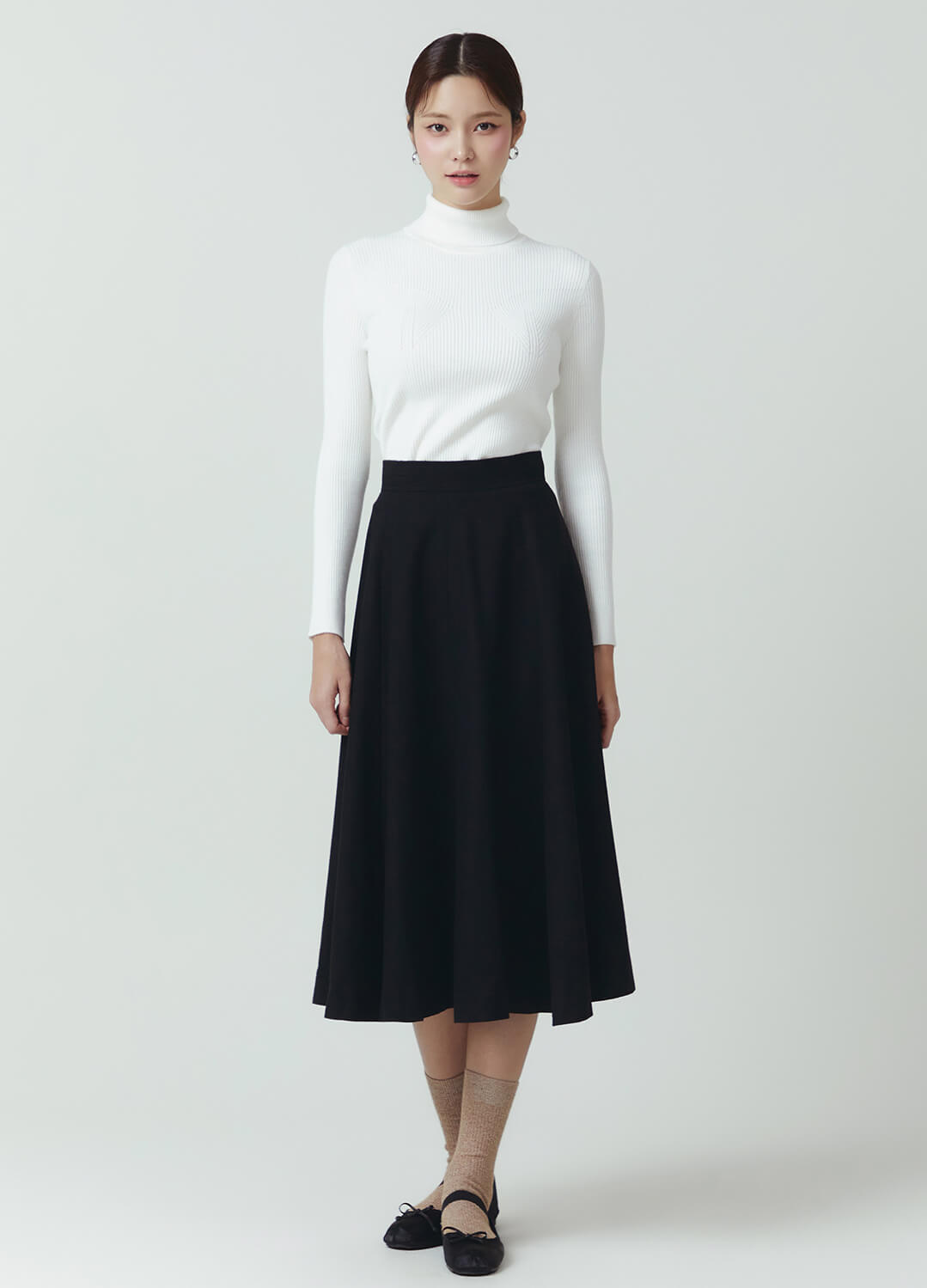 골지 터틀넥 화이트 모델 착장 포멀컷