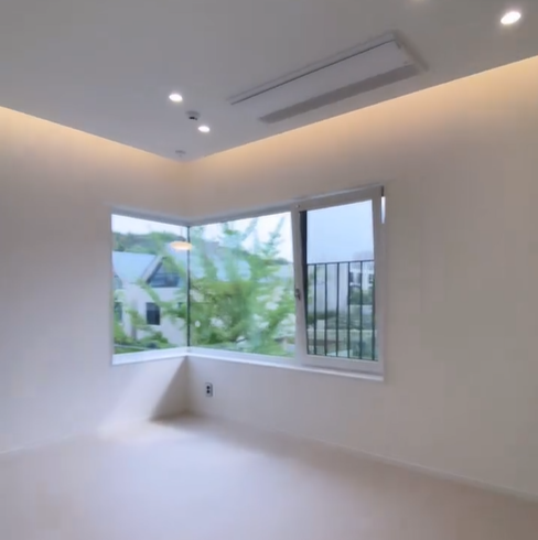 방 구석 모서리 벽쪽이 창문으로 되어 있어 두 방향으로 밖를 볼수가 있다.