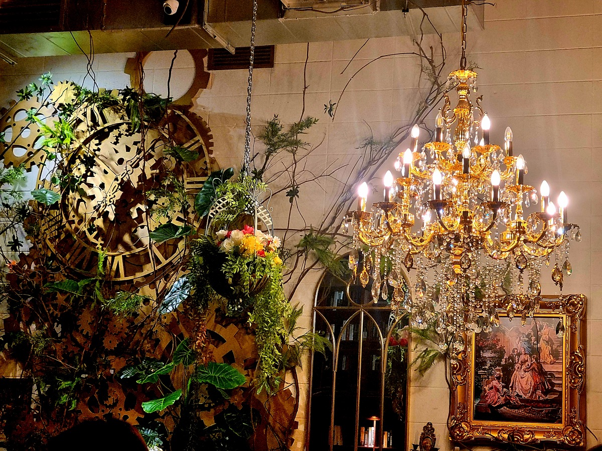 당산 맨홀커피 본점: 영국 가정 모티브&amp;#44; 아늑한 서울 크리스마스 트리 카페