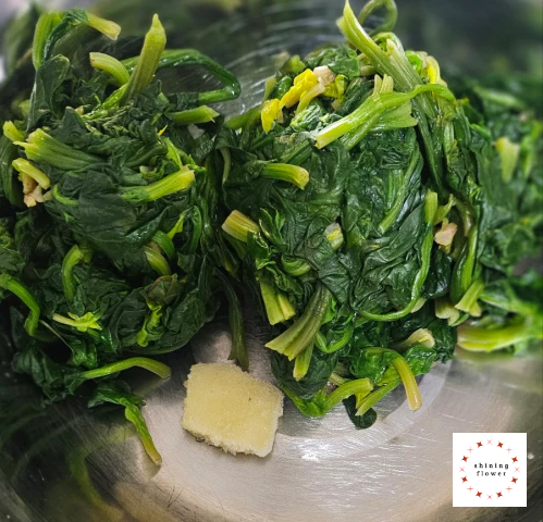 시금치나물-시금치 물기 짜서 준비-다진마늘 넣은 것