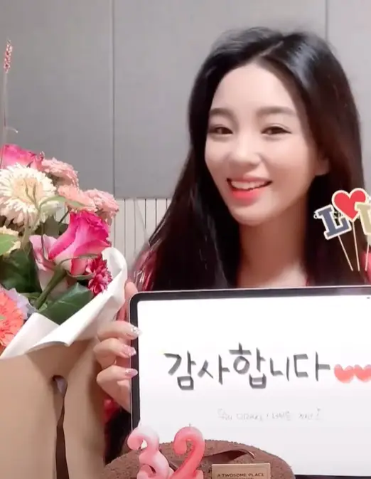 현역가왕- 긴웨이브머리 두손 감사합니다글자가 적힌 패드를 든 신미래