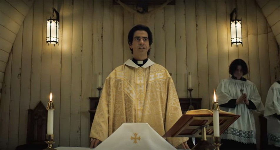 설명하는 신부의 모습