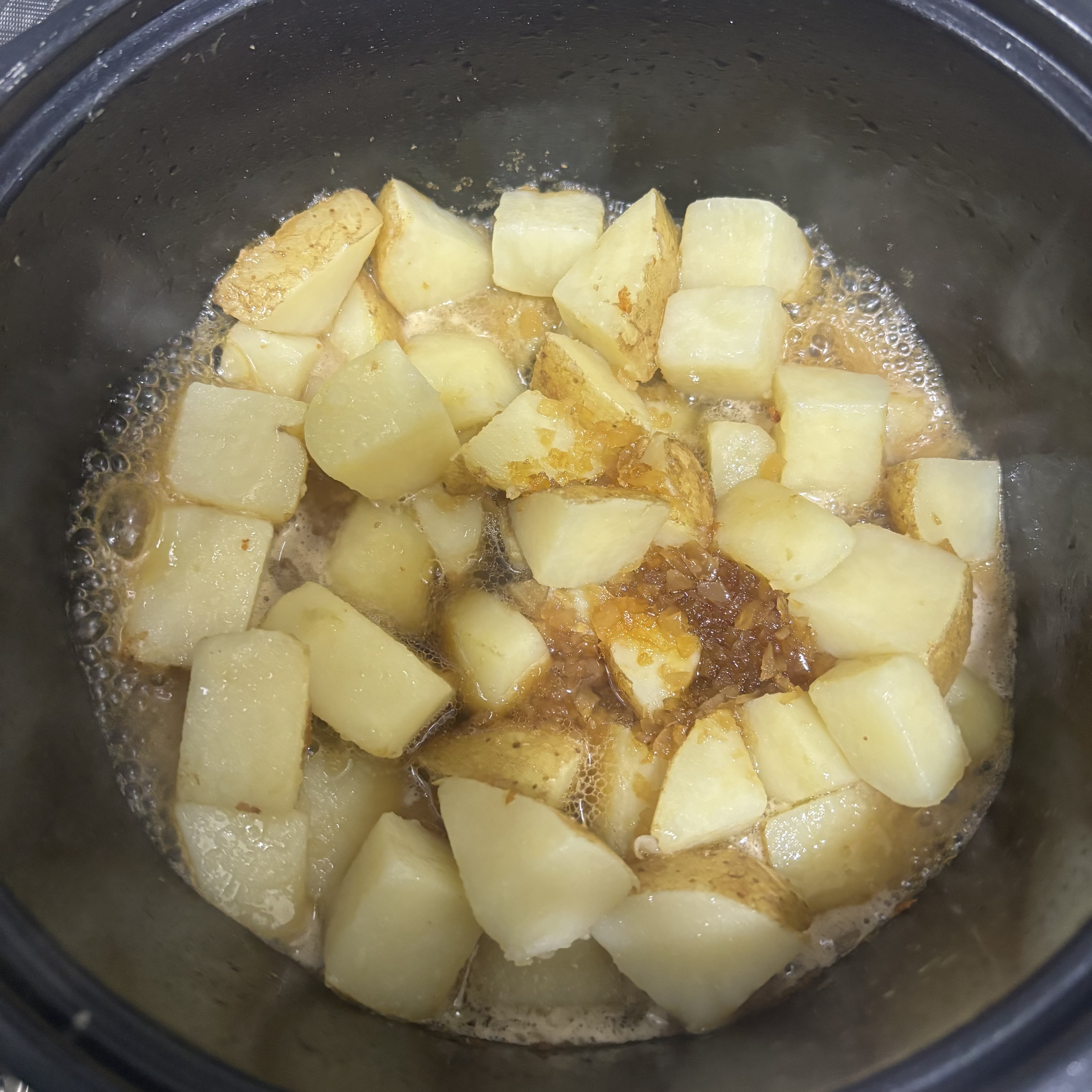 4. 냄비에 기름을 두르고 기름에 열이 올라왔을때 감자를 넣고 볶습니