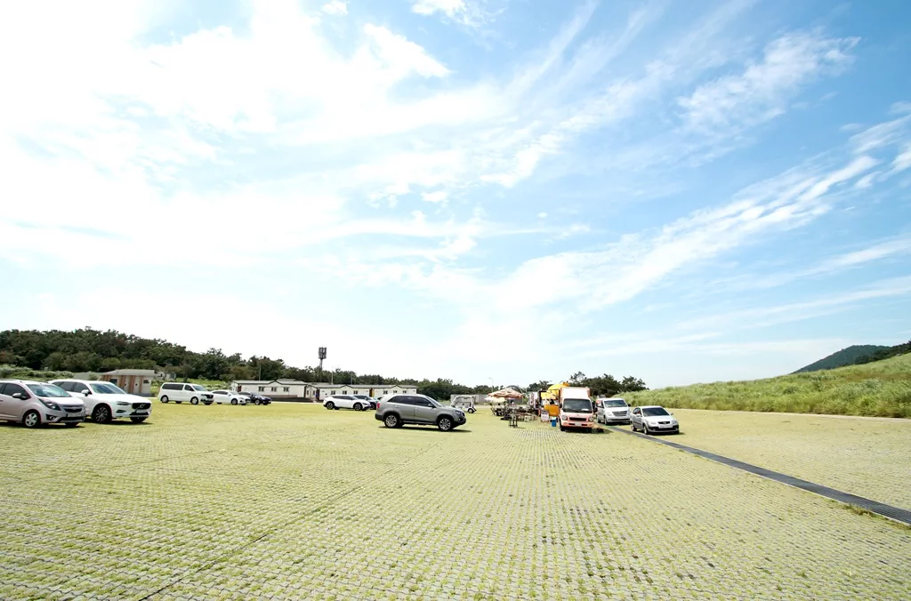 새별오름의 광활한 공영 주차장 전경 사진