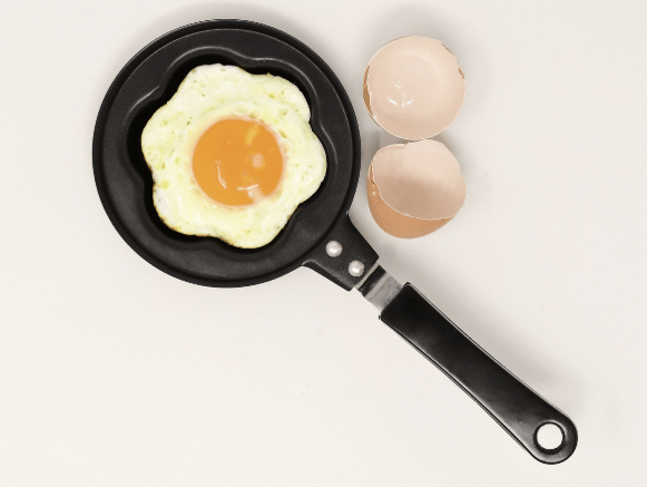 고단백 식품의 대표주자&amp;#44; 삶은 달걀 속 노른자와 흰자의 단면