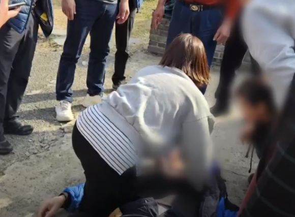 경남 창원의 한 식당에서 18년 차 간호사가 쓰러진 70대 남성의 목숨을 구했다. [사진=KBS 방송화면 캡처]