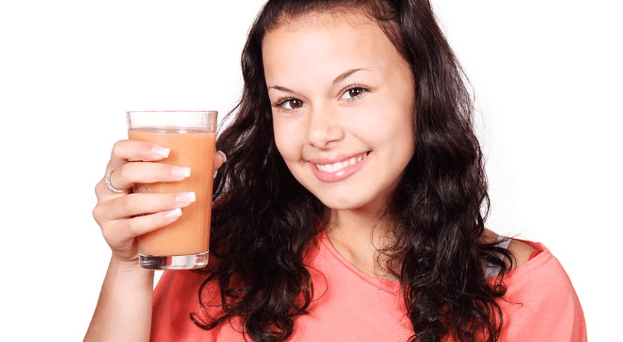 주스를 손에 들고 있다