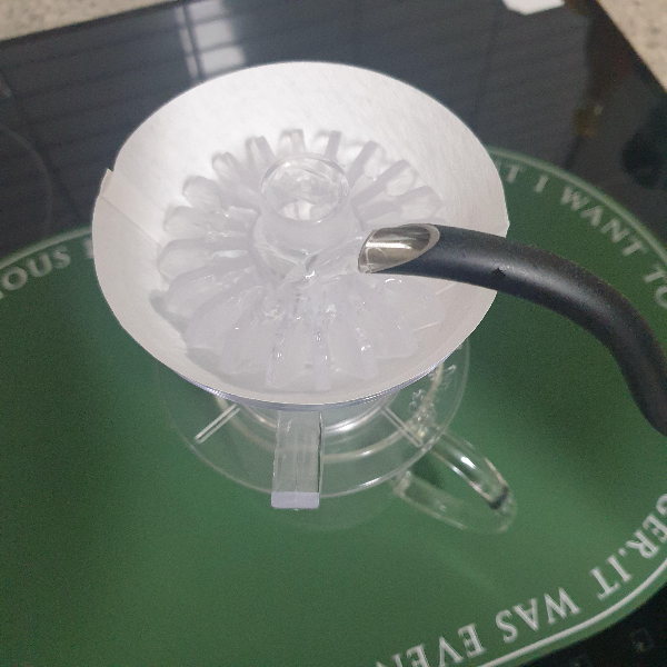 고노 드리퍼 린싱 중. 드리퍼 안쪽에 린싱을 도와주는 도구가 들어가 있다.