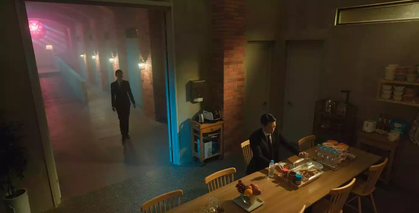 지하 사무실.