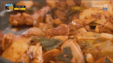 철판-위에서-맛있게-볶아지고-있는-닭갈비