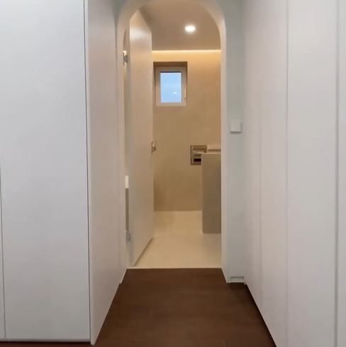 드레스룸이 T자형식이라 이동경로가 매우 좋고&amp;#44; 넓어서 따로 보관하기도 좋아요