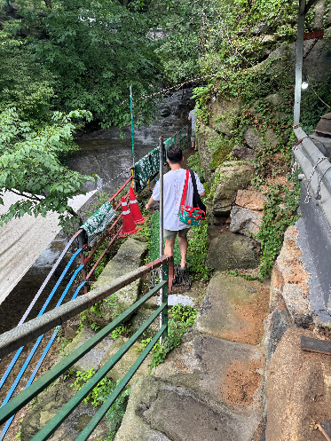 장흥계곡 김삿갓 식당의 테이블로 가고 있는 찬솔아빠 사진