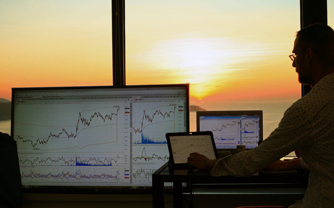 커버드콜은 주식 투자와 옵션 거래를 결합한 것으로 여러 장단점이 있습니다.