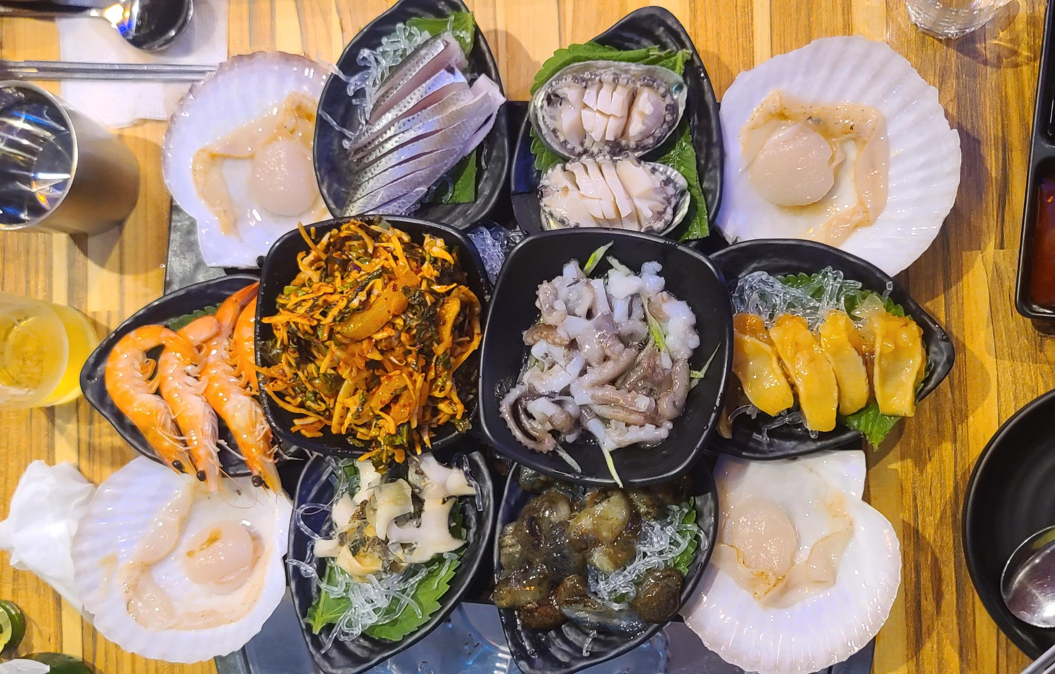 낚시꾼 김춘복의 도시어부 송도점 인천맛집 송도맛집 외부 활어회전문점 내부 수산문제작소 두툼한 활어회 해산물모듬