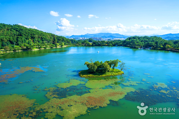 큰 호수 안에 작은 섬이 있다.